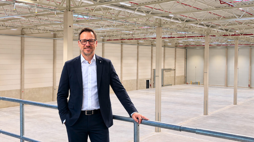 Markus steht in der leeren Halle der neuen Service Factory.